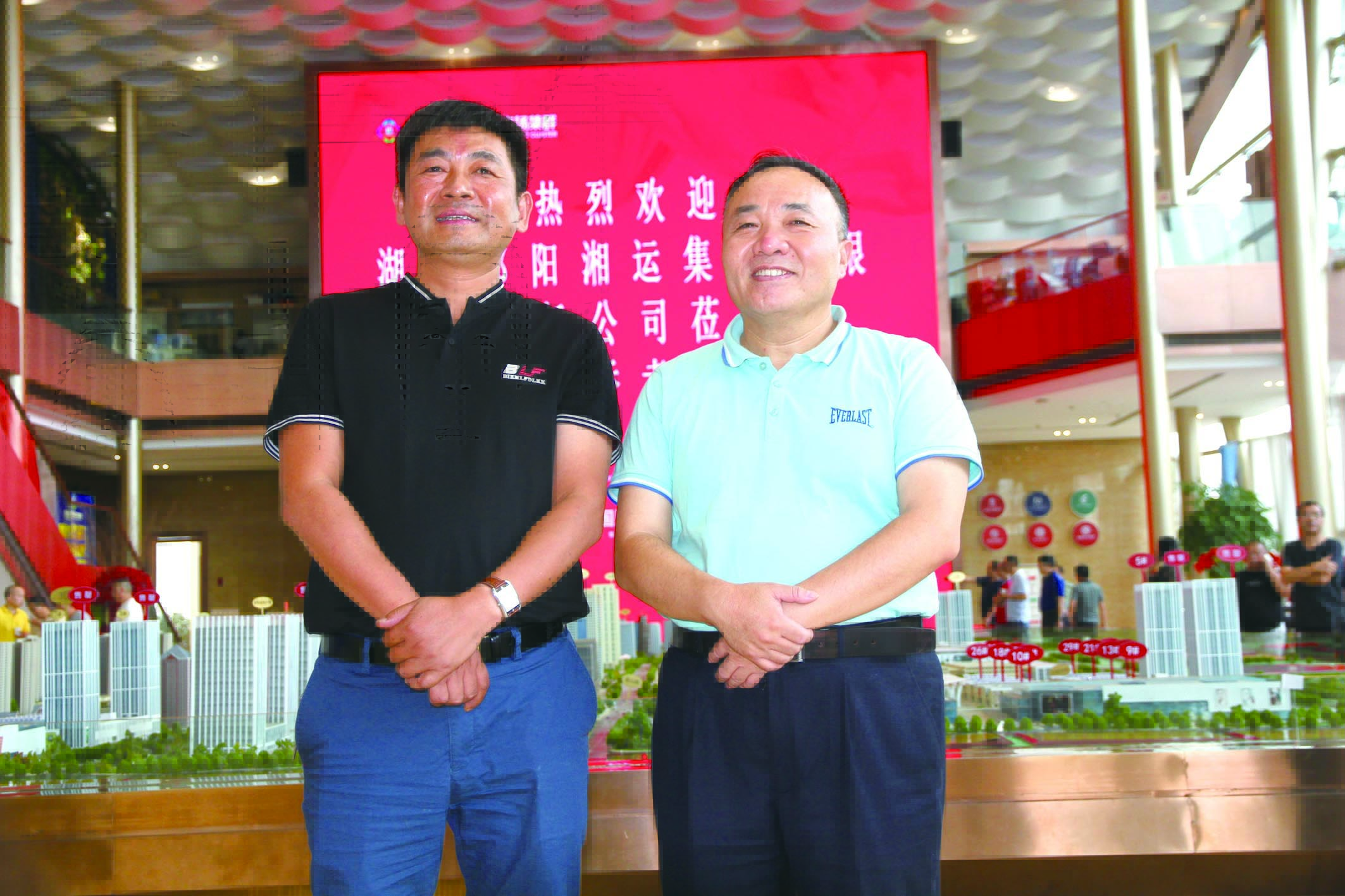 傅勝龍董事長（右）在長沙會見王宏波董事長（左）。