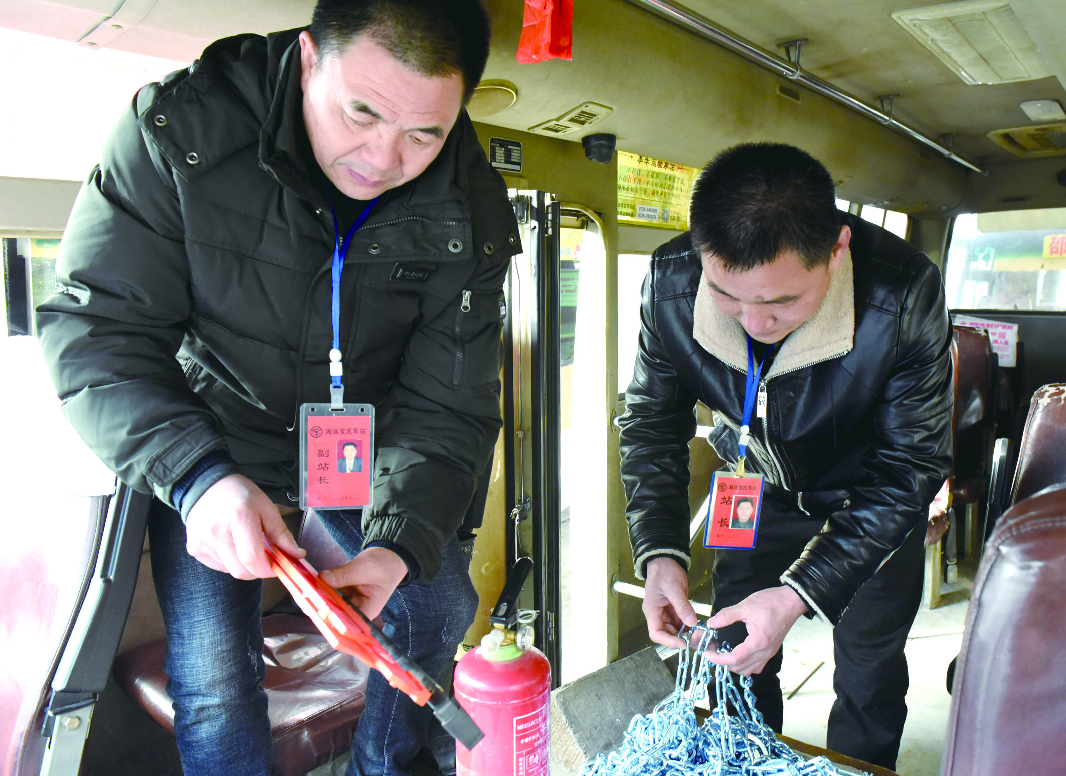 2月8日，市寶慶汽車站工作人員正在營(yíng)運(yùn)車上檢查應(yīng)急設(shè)施及器材是否齊全有效