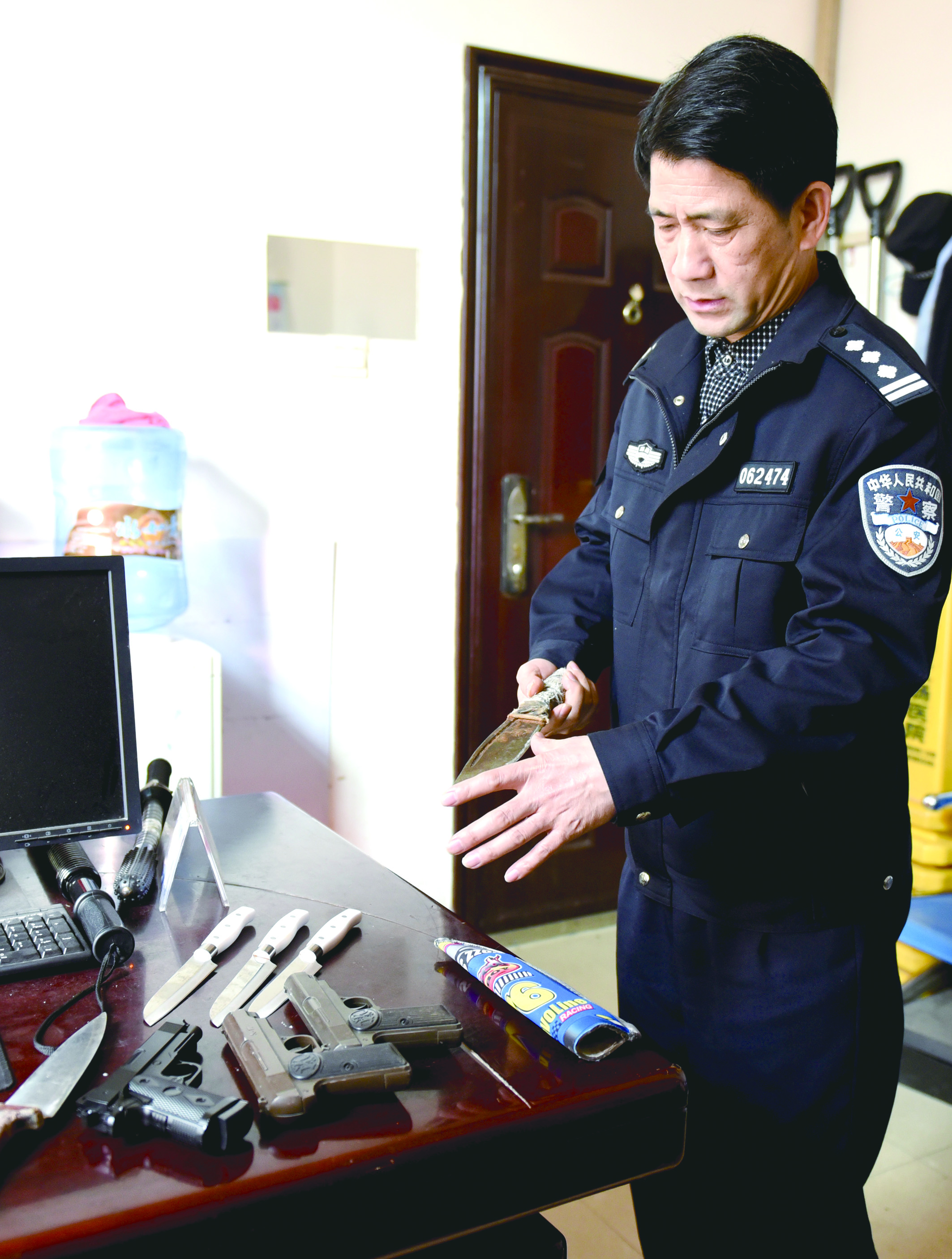3月12日，邵東汽車西站警務(wù)室民警正在對所查獲的違禁品進行清點