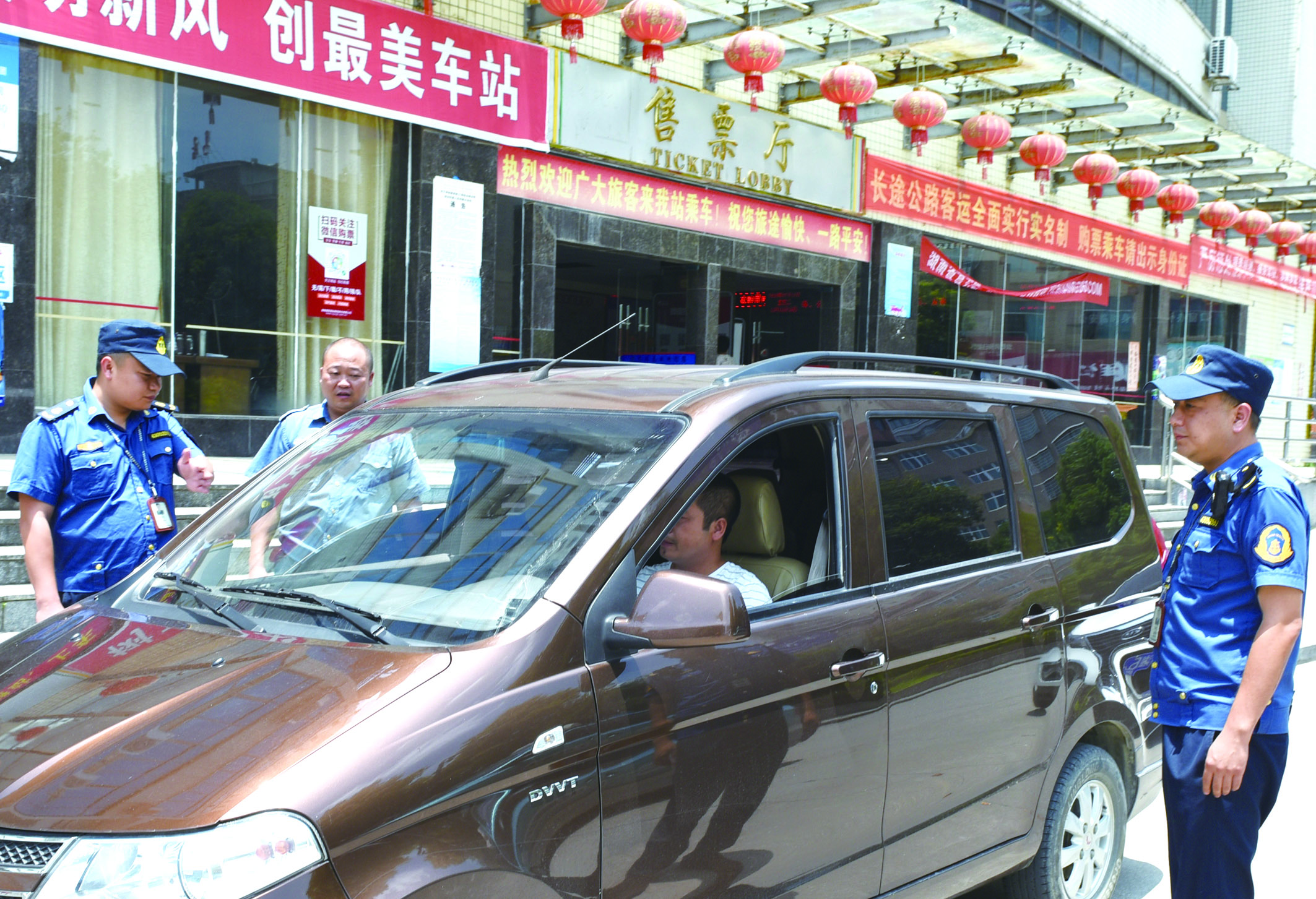 7月10日，洞口縣黃橋鎮(zhèn)副鎮(zhèn)長謝揚標(biāo)（右）在黃橋汽車站檢查營運客車安全檢查情況。近段時間以來，黃橋汽車站全面排查交通安全等方面存在的安全隱患，并及時予以整改到位，做到防患于未然，確保安全生產(chǎn)工作萬無一失。據(jù)了解，今年上半年已消除交通安全隱患10余起。  李祖冠    攝影報道 