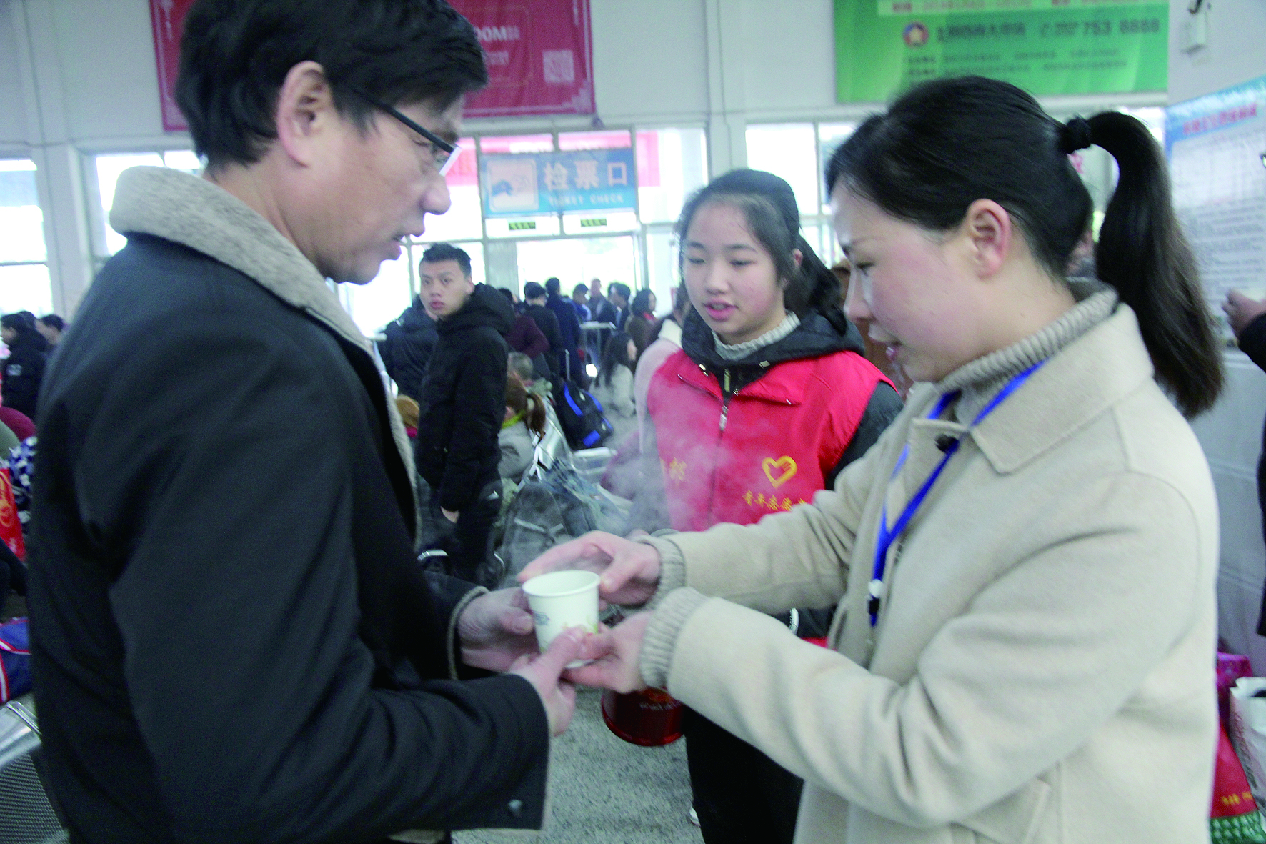 母女服務(wù)春運(yùn) 2月13日，記者在新邵分公司汽車(chē)站看到，該分公司安全科副科長(zhǎng)李喜梅與其在新邵一中初中部1701班就讀女兒劉嘉怡在車(chē)站擔(dān)當(dāng)志愿者。李喜梅在候車(chē)室耐心為旅客釋疑解惑，劉嘉怡為旅客遞上一杯杯熱茶，有時(shí)母女也相互合作，其樂(lè)融融。 祖冠 攝影報(bào)道