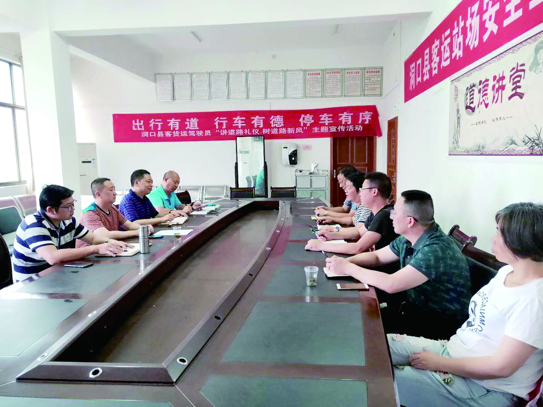 6月12日至13日，集團公司董事、副總經(jīng)理唐新宇率辦公室、房產(chǎn)基建、企管部門負責(zé)人深入分公司就門面合同等事項進行核查和清理，并對門面經(jīng)營狀況調(diào)研。據(jù)悉，兩天時間核對門面合同144份。 ? 為切實加強企業(yè)內(nèi)部管理，集團公司決定對全司門面管理開展清理，成立集團公司門面清理領(lǐng)導(dǎo)小組以抓好此項工作。圖為唐新宇（左二）在洞口客運分公司部署相關(guān)工作。 祖冠 攝影報道