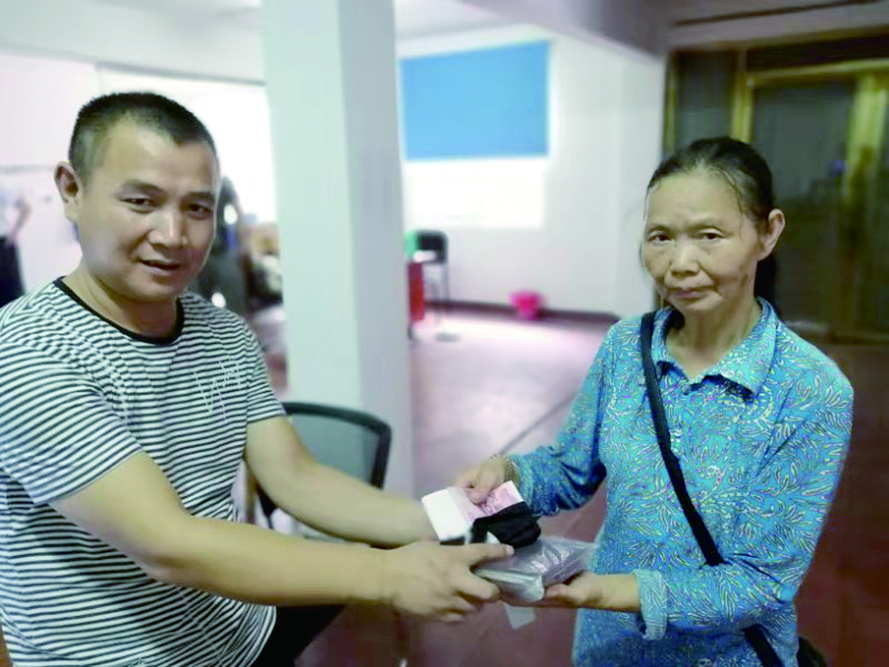 點贊！6500元現(xiàn)金完璧歸趙 （王智春 李高雄報道）